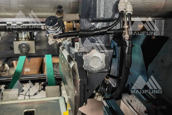 Mesin Pemangkas Tiga Pisau Otomatis Sistem Kontrol Janpanese Keyance PLC Sistem ISM Docking Terukur